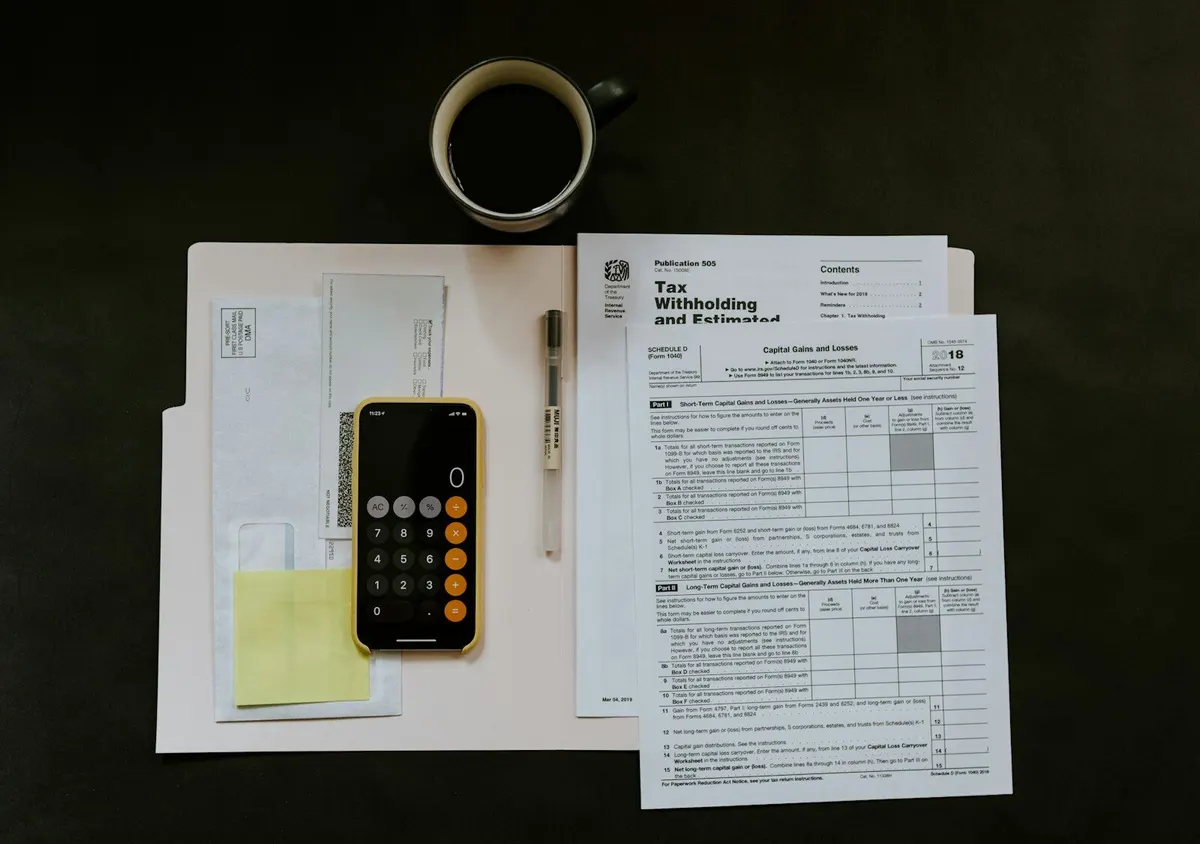 Registres comptables et pièces justificatives d'une copropriété étalés pour contrôle